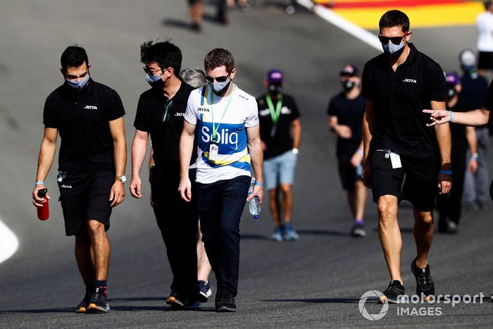 El equipo JOTA Sport caminan por el circuito