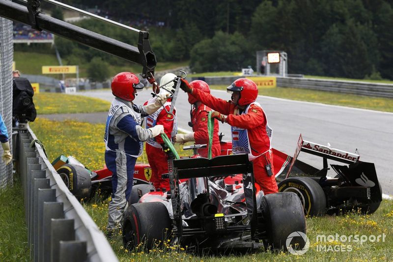 Los comisarios retiran los coches de Fernando Alonso, McLaren MP4-30 Honda y Kimi Raikkonen, Ferrari SF-15T, tras su accidente