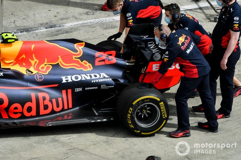 El coche de Alex Albon, Red Bull Racing RB16, en el pitlane