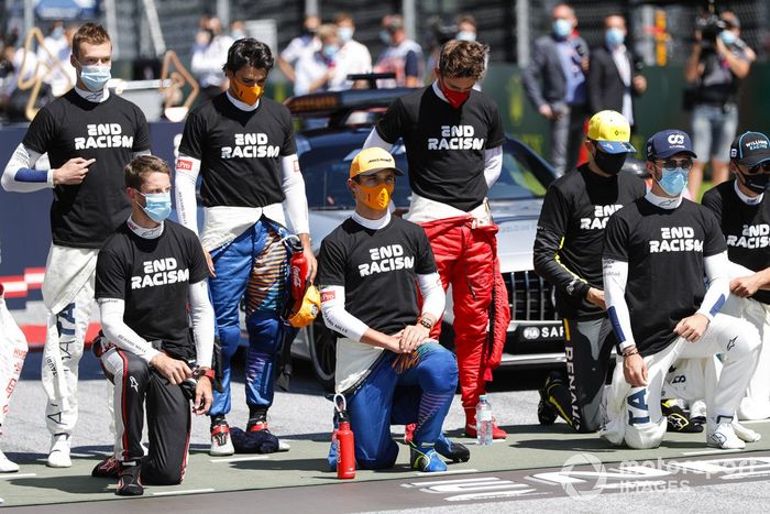 Daniil Kvyat, AlphaTauri, Romain Grosjean, Haas F1, Carlos Sainz Jr., McLaren, Lando Norris, McLaren, Charles Leclerc, Ferrari, Esteban Ocon, Renault F1, Nicholas Latifi, Williams Racing, y George Russell, Williams Racing,  arrodillados en apoyo de la campaña Black Lives Matter