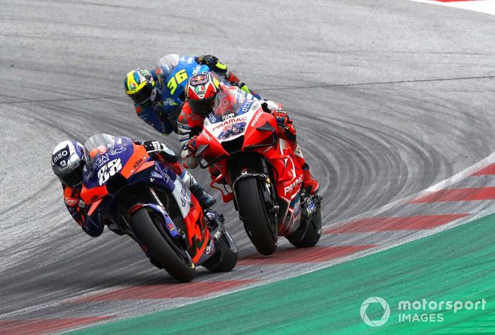 El adelantamiento de Miguel Oliveira, Red Bull KTM Tech 3 para ganar la carrera