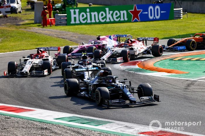 Lewis Hamilton, Mercedes F1 W11 Pierre Gasly, AlphaTauri AT01, Kimi Raikkonen, Alfa Romeo Racing C39,  Lance Stroll, Racing Point RP20 al inicio