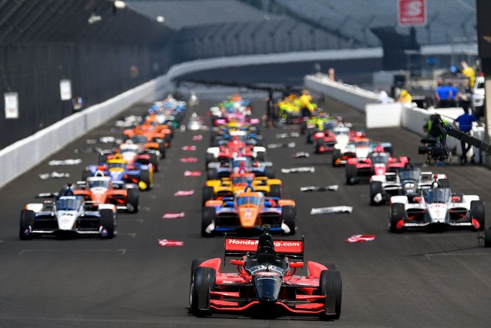 Los pilotos esperan antes de que empiece la Indy 500.