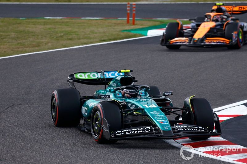 Fernando Alonso, Aston Martin AMR24, Lando Norris, McLaren MCL38