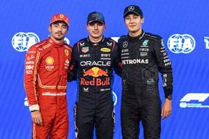 Pole man Max Verstappen, Red Bull Racing, segundo lugar Charles Leclerc, Scuderia Ferrari, tercer lugar George Russell, Mercedes-AMG F1 Team.