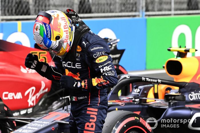 Ganador de la pole, Sergio Pérez, de Red Bull Racing, celebra tras la clasificación 