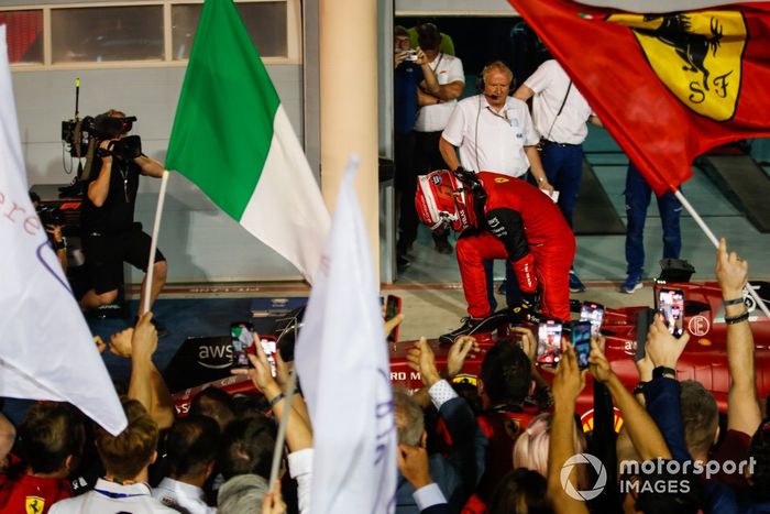 Charles Leclerc, Ferrari F1-75, 1ª posición, celebra su llegada al Parc Ferme