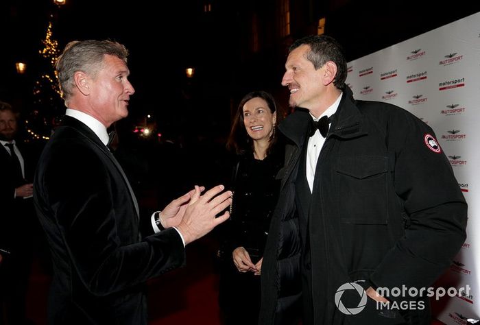 Presentatore David Coulthard, con Guenther Steiner, Team Principal, Haas F1