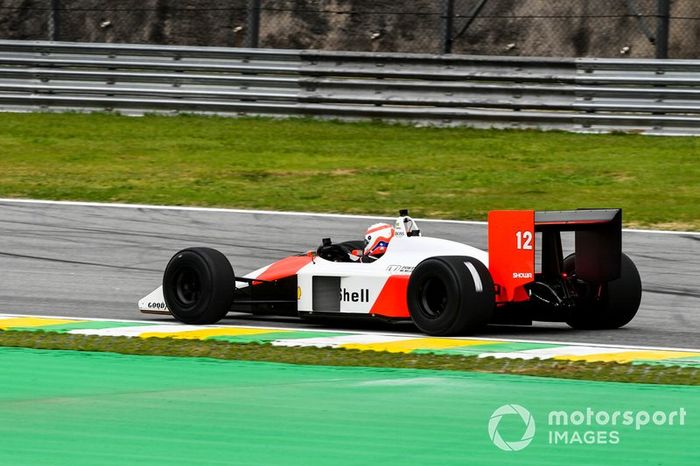 Martin Brundle conduce el McLaren MP4/4