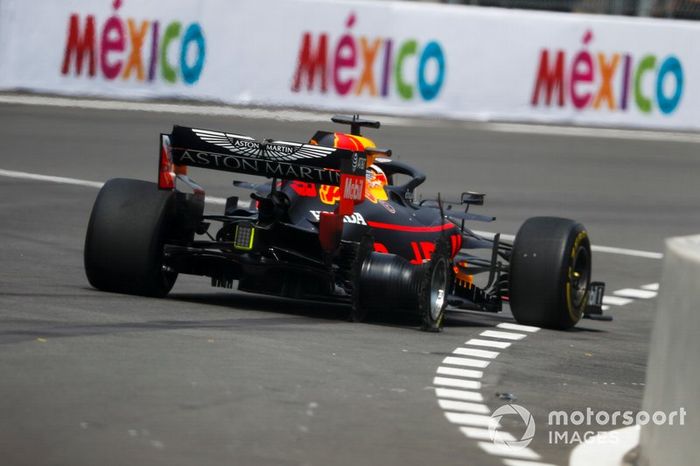 Max Verstappen, Red Bull Racing RB15, con una foratura 