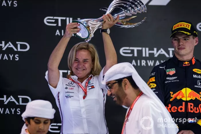 Britta Seeger, miembro de la junta directiva de Daimler AG, Mercedes-Benz Cars Mercadeo y Ventas, recibe el trofeo al constructor ganador del GP de Abu Dhabi.