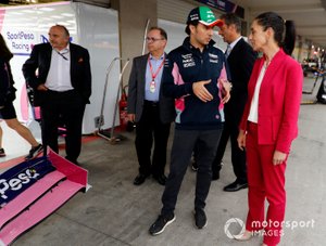 Sergio Pérez, Racing Point y Claudia Sheinbaum, Alcaldesa de la Ciudad de México en el garaje de Racing Point.