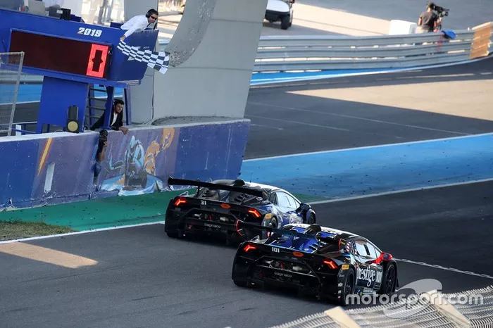 #31 Jonathan Cecotto, Frederik Schandorff, Target Racing, battono in volata #101 Sandy Mitchell, Andrea Amici, Prestige Performance