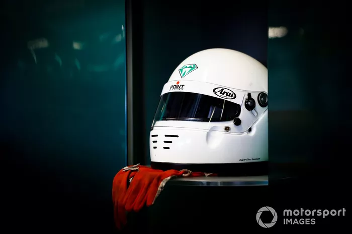 Sebastian Vettel, Aston Martin, casco de la infancia en el garaje de Aston Martin