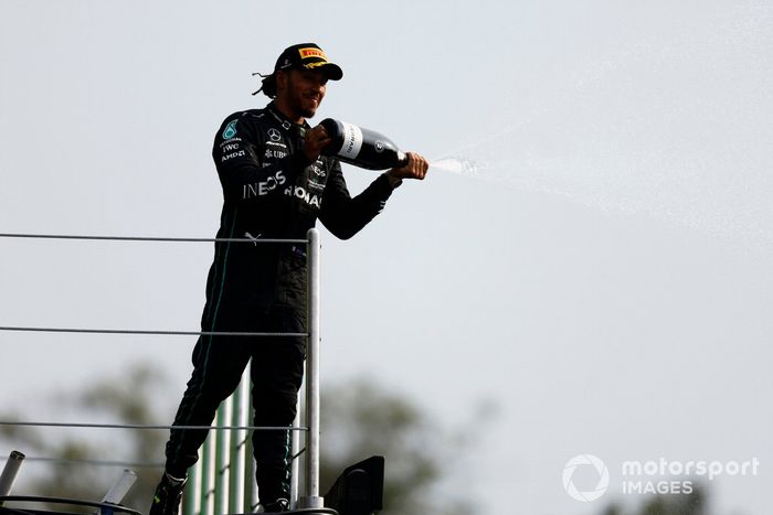 Podio: segundo lugar Lewis Hamilton, Mercedes AMG