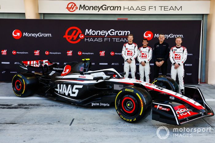 Kevin Magnussen, Haas F1 Team, Nico Hulkenberg, Haas F1 Team, revelando el nuevo Haas VF-23