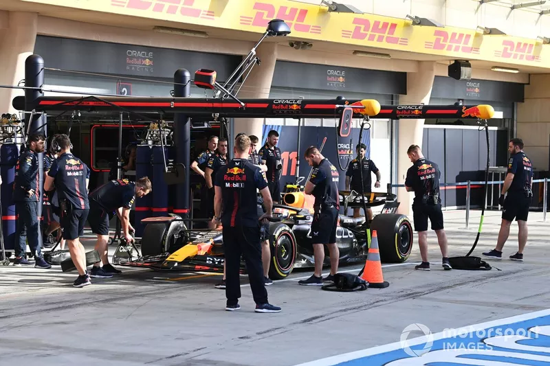 El equipo de Fórmula Uno Red Bull Racing completa una parada en boxes durante las pruebas