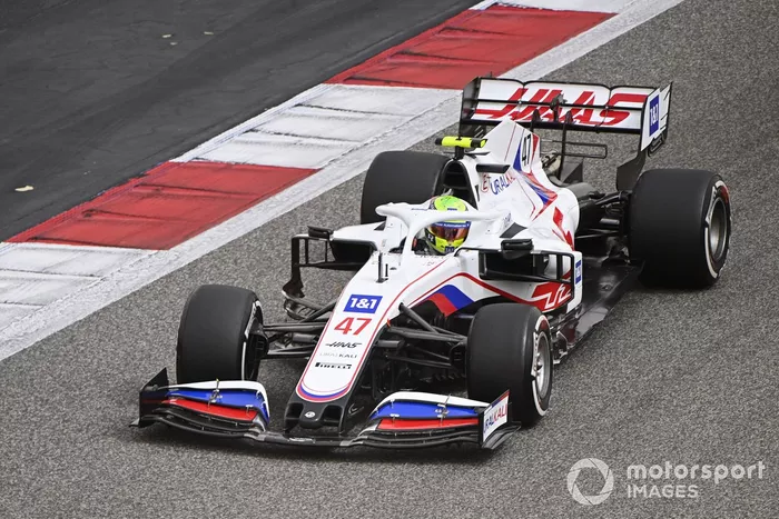 Desde delante: Haas VF-21 