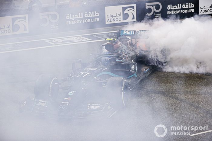 Valtteri Bottas, Mercedes F1 W11, 2ª posición, realiza unos donuts de celebración