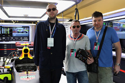 De Chemical Brothers in de Red Bull Racing garage