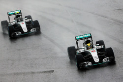 Lewis Hamilton, Mercedes AMG F1 W07 Hybrid mène devant son coéquipier Nico Rosberg, Mercedes AMG F1 W07 Hybrid