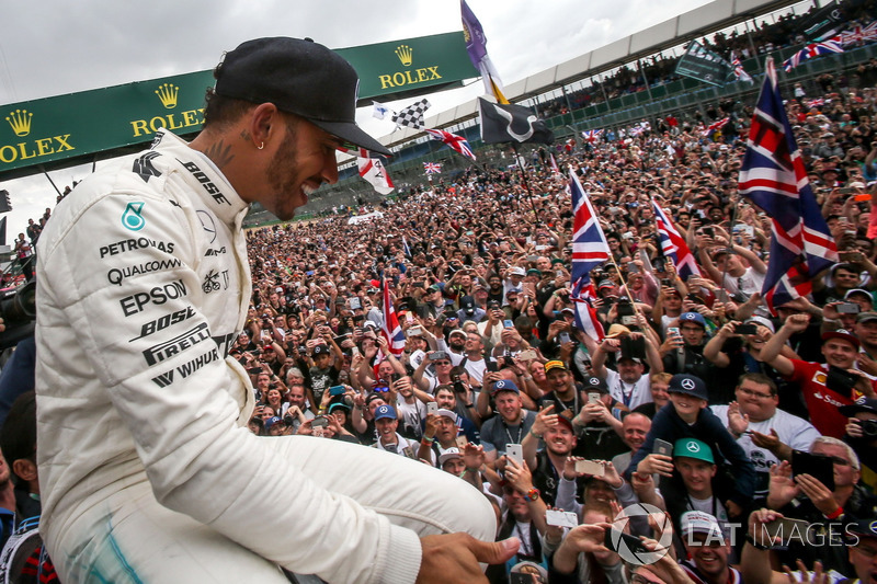 Race winner Lewis Hamilton, Mercedes AMG F1 celebrates with the fans