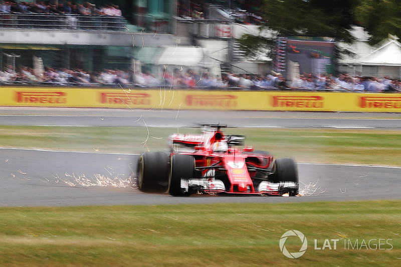 Sebastian Vettel, Ferrari SF70H, corre con un pinchazo