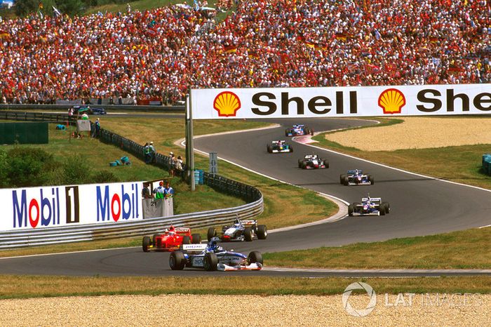 Damon Hill, Arrows A18 Yamaha, Eddie Irvine, Ferrari F310B y Mika Hakkinen, McLaren MP4/12 Mercedes