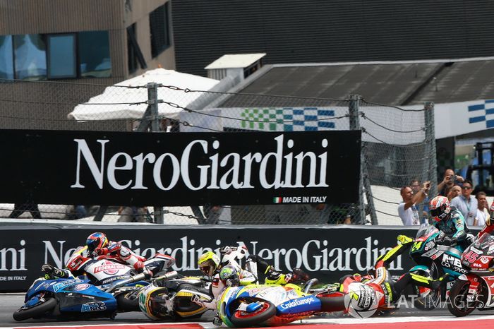 Choque en la primera curva