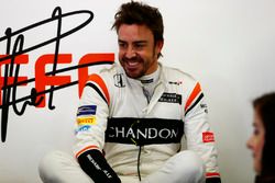 Fernando Alonso, McLaren, relajado en el box