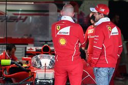 Sebastian Vettel, Ferrari observa el Ferrari SF70H con el escudo de la cabina