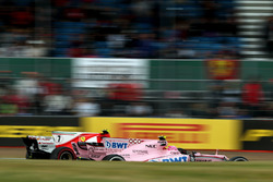 Esteban Ocon, Sahara Force India VJM10 et Kimi Raikkonen, Ferrari SF70H