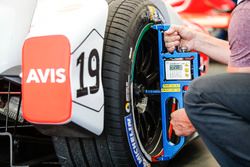 Camber check on the car of Felix Rosenqvist, Mahindra Racing