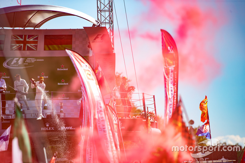 Podium: race winner Lewis Hamilton, Mercedes AMG F1, second place Valtteri Bottas, Mercedes AMG F1, 