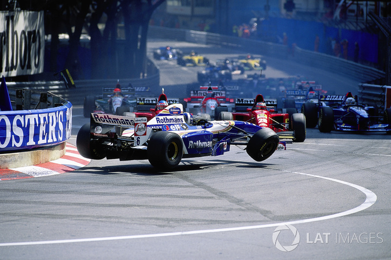 1995 - Acidente na largada: David Coulthard, Williams-Renault, e as Ferraris de Gerhard Berger e Jean Alesi