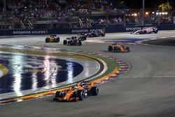 Fernando Alonso, McLaren MCL32 at the start of the race