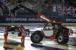 Kazalı Max Verstappen, Red Bull Racing RB13 kaldırılıyor