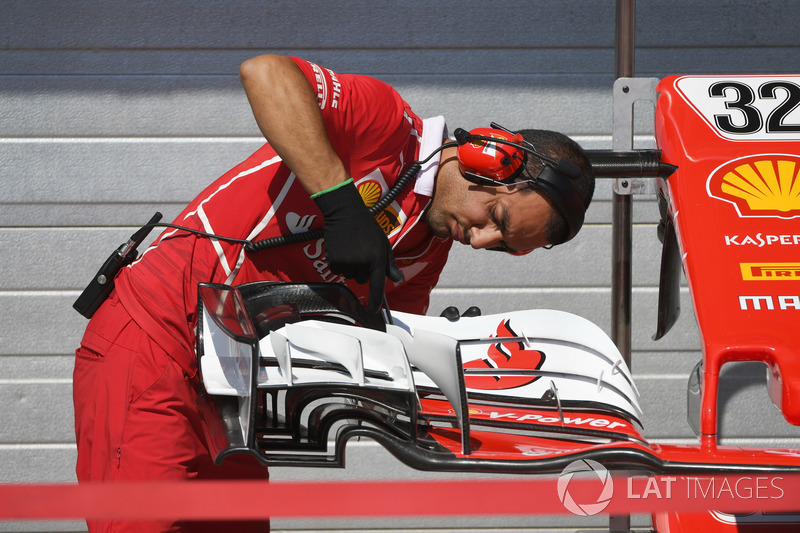 Механік Ferrari, та деталь крила боліда Шарля Леклера, Ferrari SF17-JB