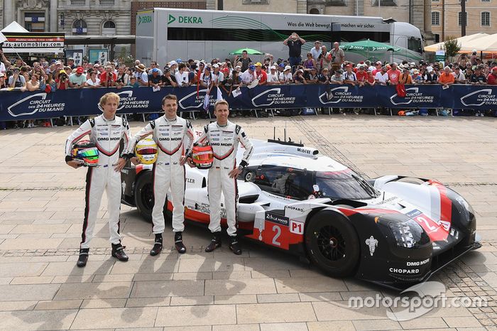 #2 Porsche Team Porsche 919 Hybrid: Timo Bernhard, Earl Bamber, Brendon Hartley