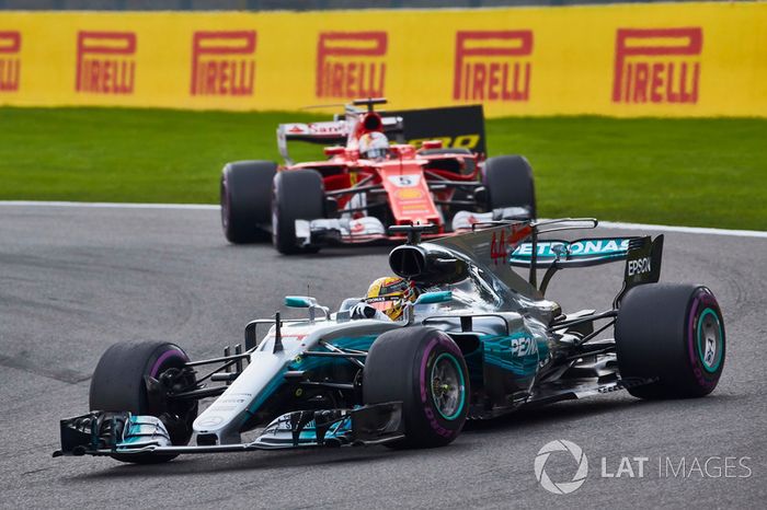 Lewis Hamilton, Mercedes AMG F1 W08, Sebastian Vettel, Ferrari SF70H