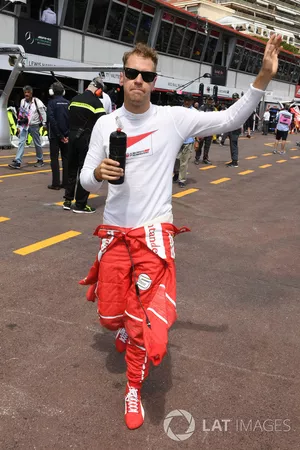 Sebastian Vettel, Ferrari waves