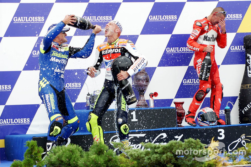 Podium: race winner Valentino Rossi, second place Sete Gibernau, Honda, third place Troy Bayliss, Ducati