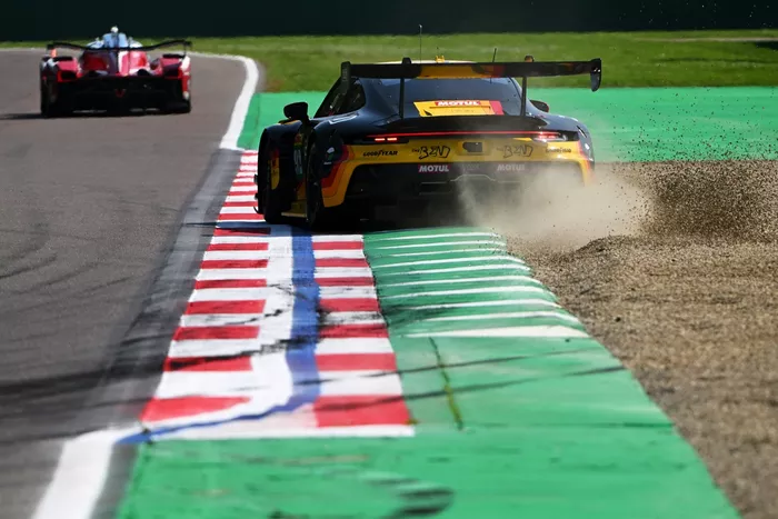 #92 The Bend Manthey Porsche 911 GT3 R: Yasser Shahin, Riccardo Pera, Richard Lietz