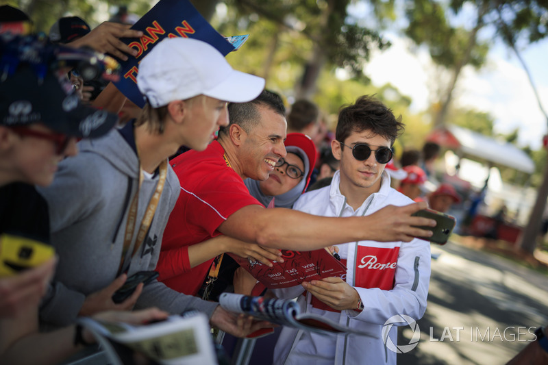 Charles Leclerc, Sauber fans selfie