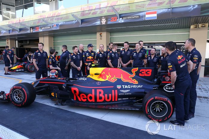 Max Verstappen, Red Bull Racing y los ingenieros en la foto de equipo Red Bull Racing
