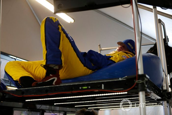 Un meccanico addormentato