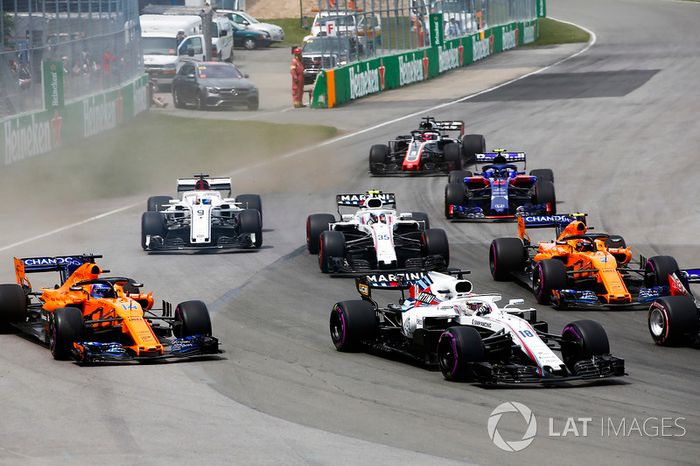 Lance Stroll, Williams FW41, Fernando Alonso, McLaren MCL33, Stoffel Vandoorne, McLaren MCL33,