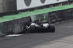 Lewis Hamilton, Mercedes-Benz F1 W08, crash