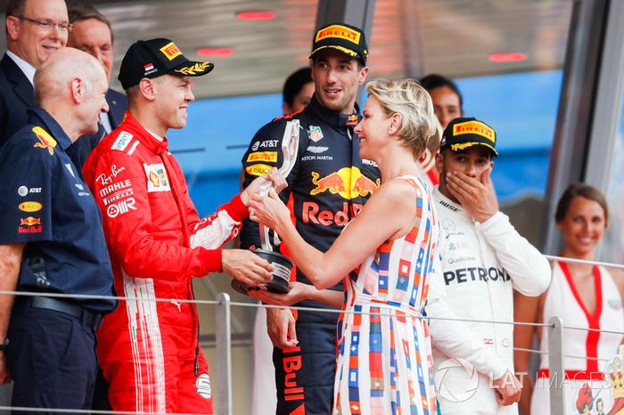 Podio: segundo lugar Sebastian Vettel, Ferrari, recibe su trofeo de la princesa Charlene de Mónaco