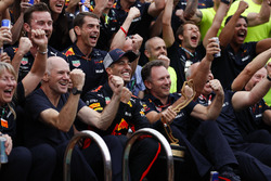L'équipe Red Bull fête la victoire avec Daniel Ricciardo, Red Bull Racing à côté de la piscine de la Red Bull Energy Station. Adrian Newey, directeur technique, Red Bull Racing, et Christian Horner, directeur, Red Bull Racing